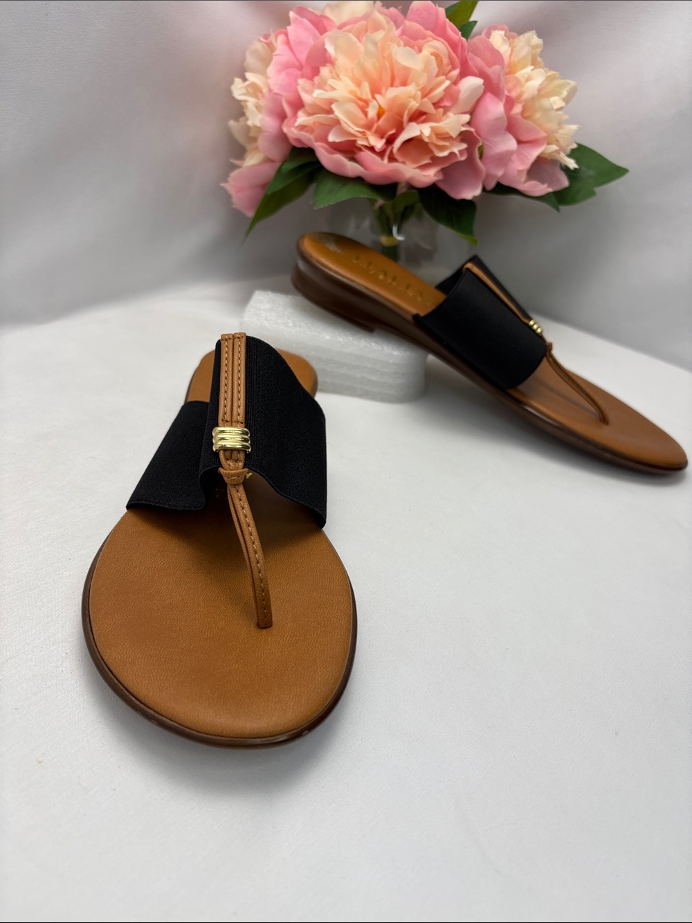 Italian Shoemakers Women’s 7.5 Black and Tan Thong Sandals with Gold Accent #422